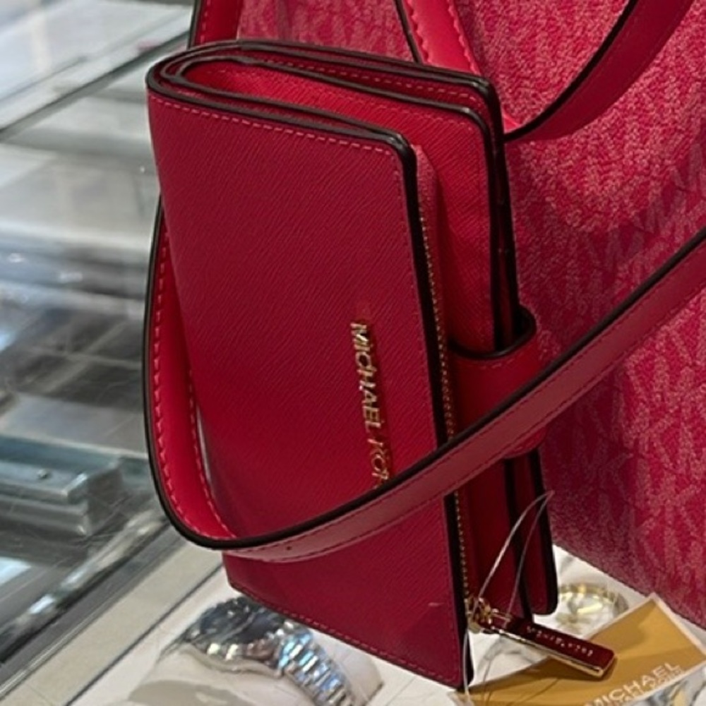 MICHAEL KORS
Medium Crossgrain Leather Wallet
Electric Pink
NWT - Picture 12 of 16